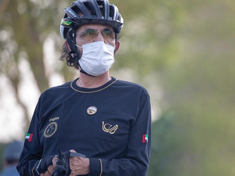 محمد بن راشد يتجول في دبي على دراجة هوائية